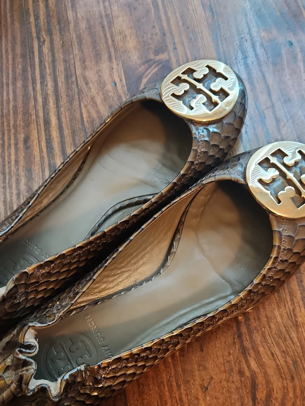 Tory Burch Flats Reva Ballerina Shoes Patent Leather Ballet Gold  Logo Sz 5 1/2 - Picture 2 of 3